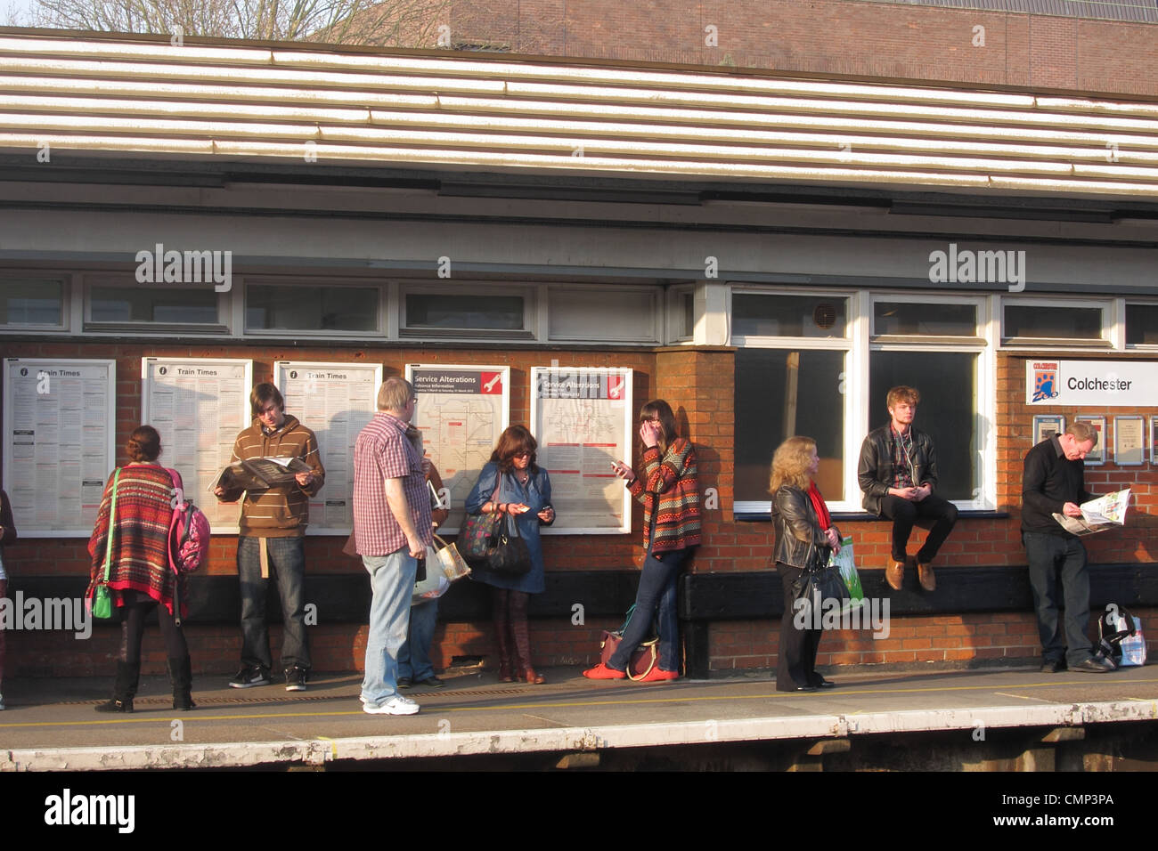 Zugreisende an Colchester station Stockfoto