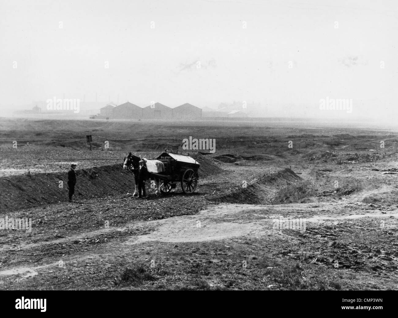 Tipp, Bilston, 22. April 1932 zu verweigern. Ein Rat im Besitz Pferdekutsche verweigern Wagen auf einer Müllhalde in Bilston. Der Mann, der Stockfoto