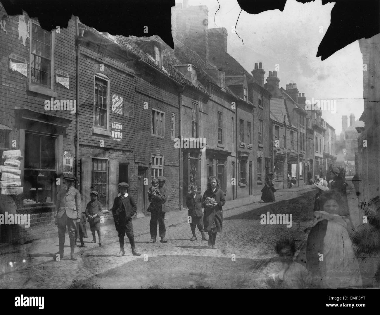 Zeitung-Shop, große Brickkiln Street, Wolverhampton, 7. Juni 1913. Männer, Frauen und Kinder die Straße stehend Stockfoto
