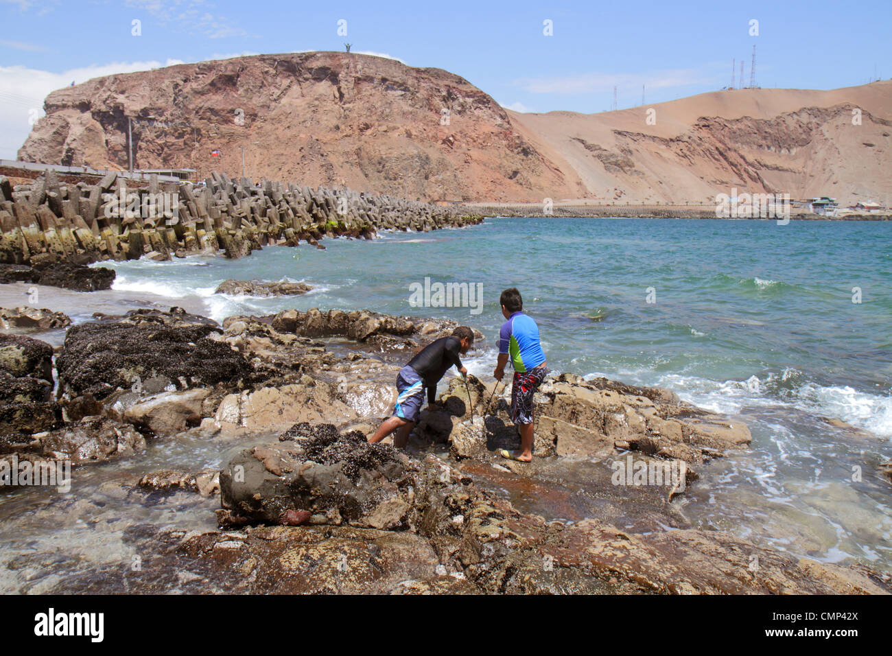 Arica Chile, chilenische Küstenlinie, Avenida Comandante San Martin, Pazifischer Ozean, Wasser, Wasser, Meer, Küste, Hafenmauer, Küste, Wellenbrecher, Hügel, Hügel, Straße, Stockfoto Arica Chile, chilenische Küstenlinie, Avenida Comandante San Martin, Pazifischer Ozean, Wasser, Wasser, Meer, Küste, Hafenmauer, Küste, Wellenbrecher, Hügel, Hügel, Straße, Stockfoto