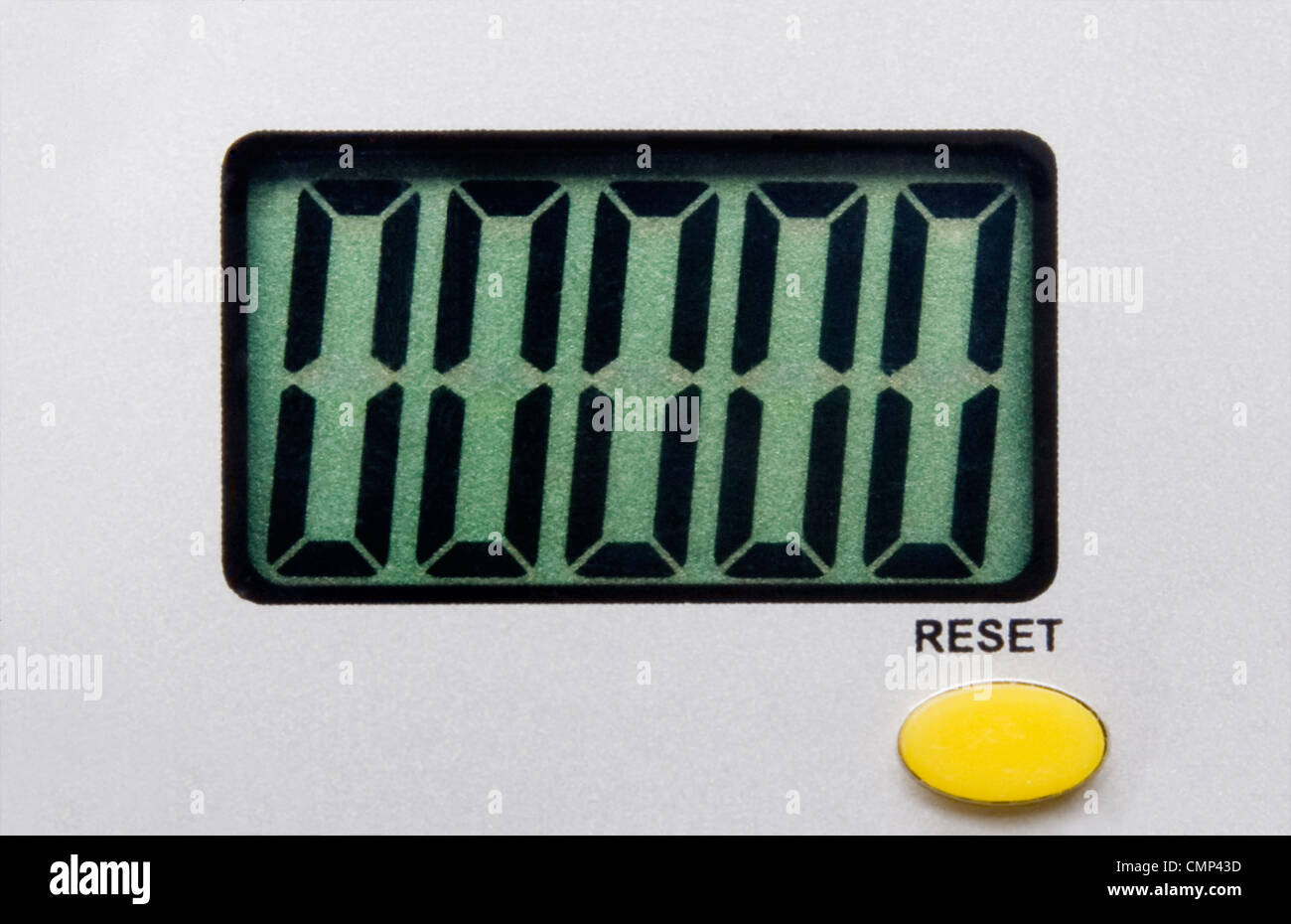 Grobe LCD mit 5 Nullen und gelbe Taste und das Wort "Reset". Licht grau strukturierten Hintergrund. Stockfoto