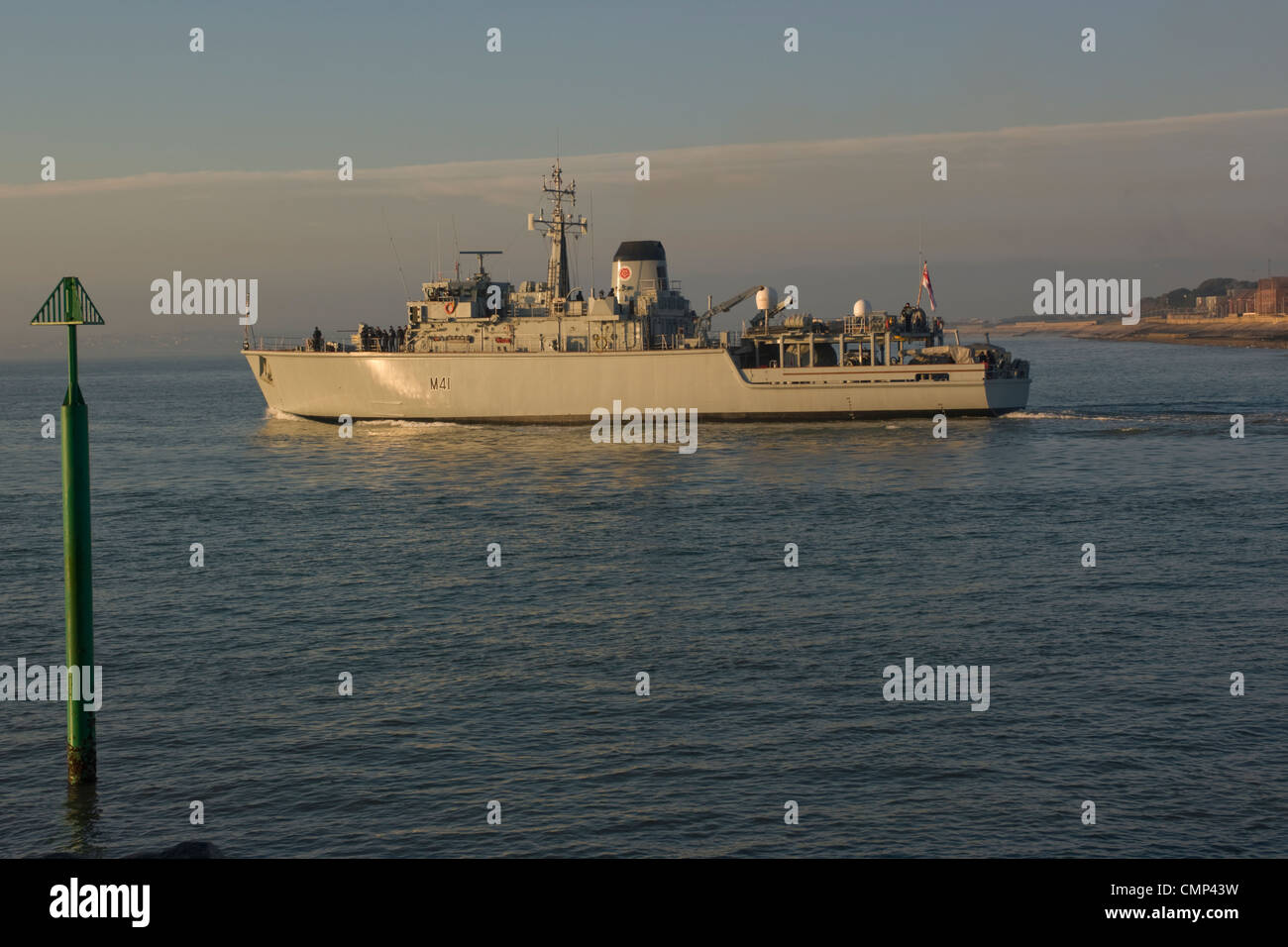 M41 HMS Quorn Hunt Klasse Minesweeper Abfahrt Portsmouth Stockfoto