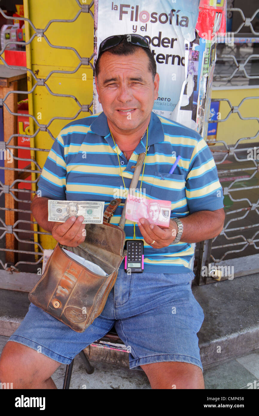 Arica Chile, Paseo Peatonal 21 de Mayo, Fußgängerzone, hispanischer Mann Männer Erwachsene Männer, Austausch, Währung, Dollar, zwanzig, Pesos, Straße, Verkäufer Stockfoto