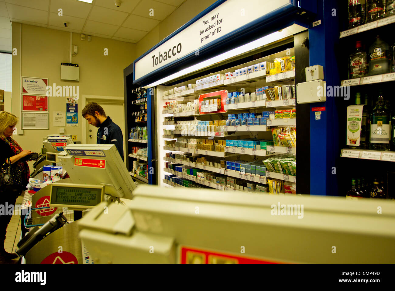 Tabak-Displays vor Shop verbieten Tescos Express Stockfoto Tabak-Displays vor Shop verbieten Tescos Express Stockfoto