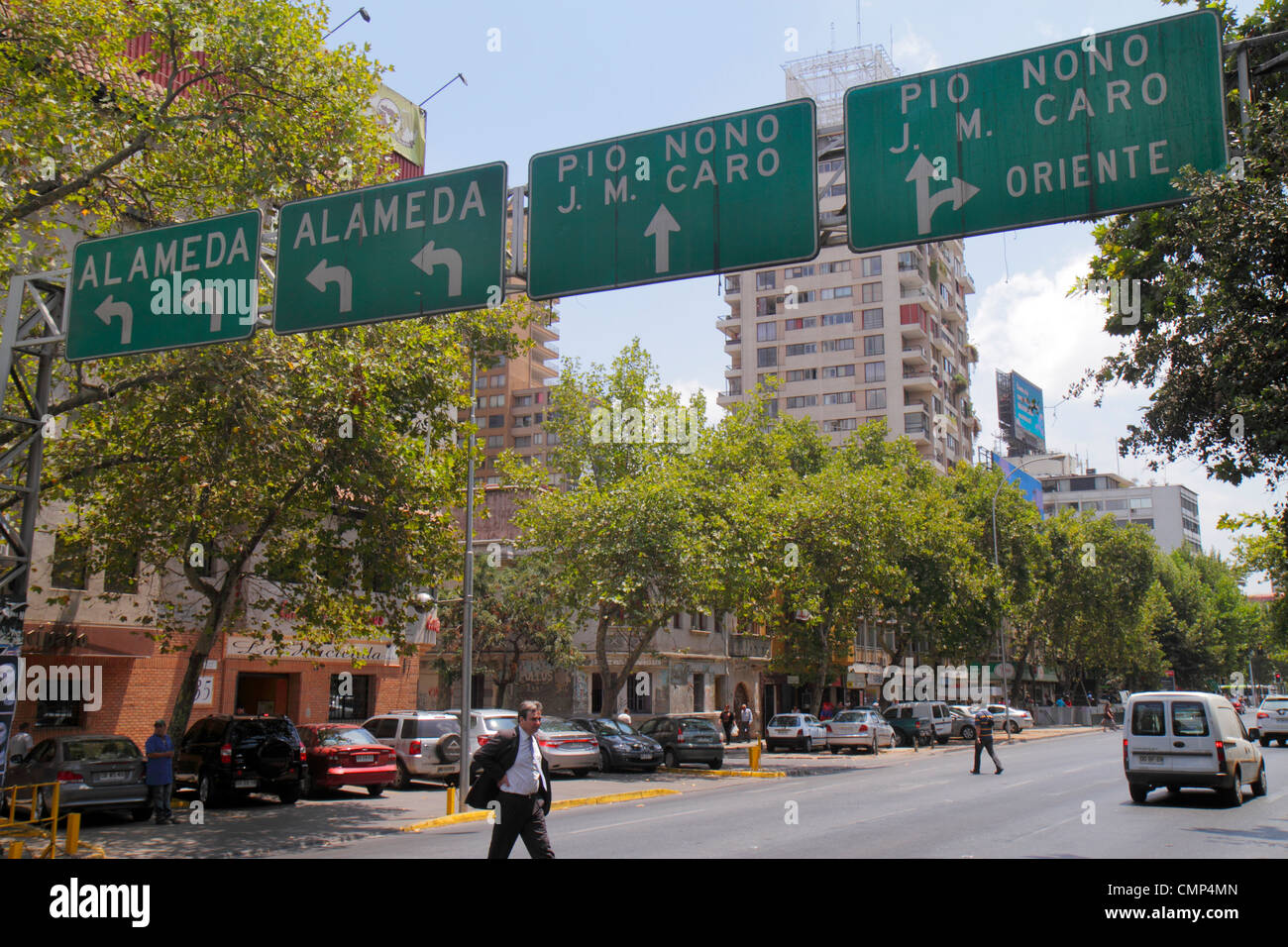 Santiago Chile, Providencia, Avenida Vicuna Mackenna, Straßenszene, Verkehr, Straße, Schild, Richtung, Informationen, Nachbarschaft, geparkte Autos, hispanische Männer männlich Stockfoto