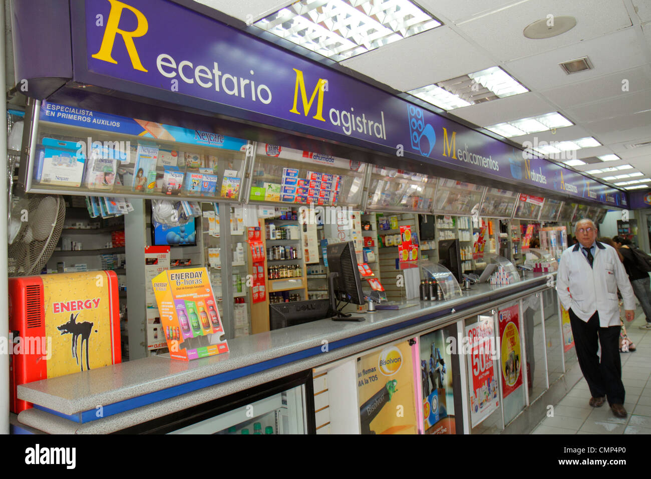 Santiago Chile, Providencia, Avenida Vicuna Mackenna, Farmacias Ahumada, Apotheke, Drogerie, Kette, Theke, hispanischer Mann, Männer Erwachsene, Senioren Stockfoto Santiago Chile, Providencia, Avenida Vicuna Mackenna, Farmacias Ahumada, Apotheke, Drogerie, Kette, Theke, hispanischer Mann, Männer Erwachsene, Senioren Stockfoto