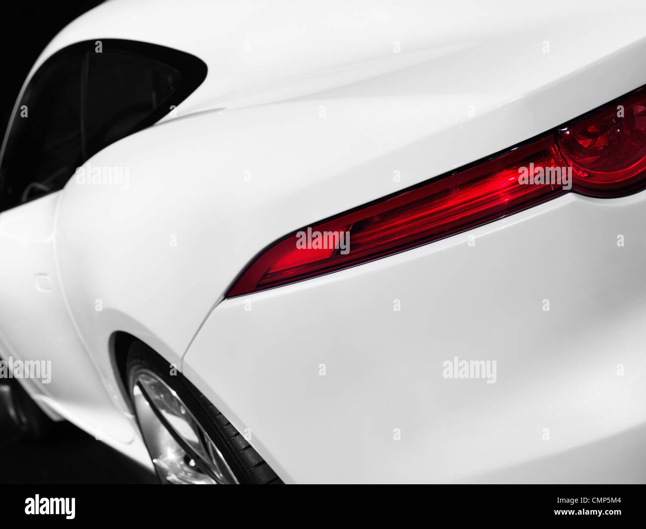 Führerschein erhältlich unter MaximImages.com – Nahaufnahme der weißen Heckleuchte eines Konzeptfahrzeugs des Jaguar C-x16 Stockfoto