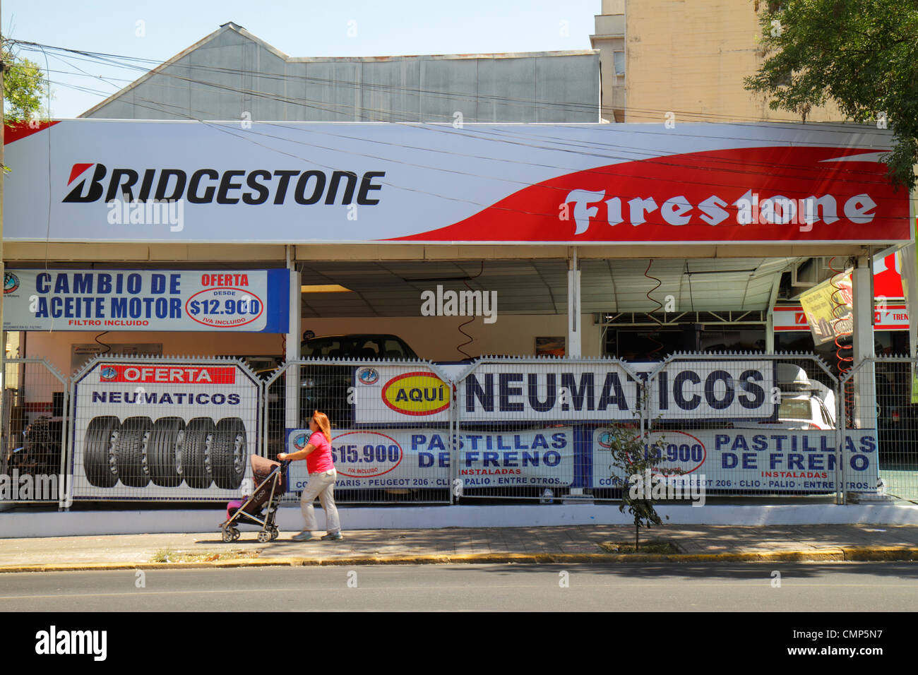 Santiago Chile, Providencia, Avenida Rancagua, Firestone Tire & Rubber Company, Bridgestone, amerikanisches Unternehmen, Reifen, Einzelhandel, Autoservice, Schild, Spanisch, H Stockfoto Santiago Chile, Providencia, Avenida Rancagua, Firestone Tire & Rubber Company, Bridgestone, amerikanisches Unternehmen, Reifen, Einzelhandel, Autoservice, Schild, Spanisch, H Stockfoto
