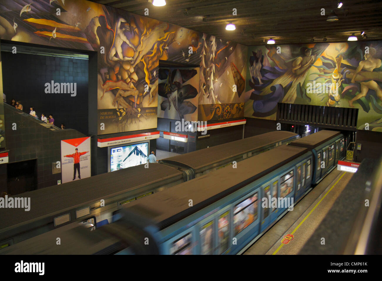 Santiago Chile, U-Bahn-Station, Universidad de Chile, U-Bahn, Zug, Zug, Bahnsteig, Wandbild, Kunst, Memoria Visual de una Nacion, Mario Toral, Schienen, Umzug, La Stockfoto