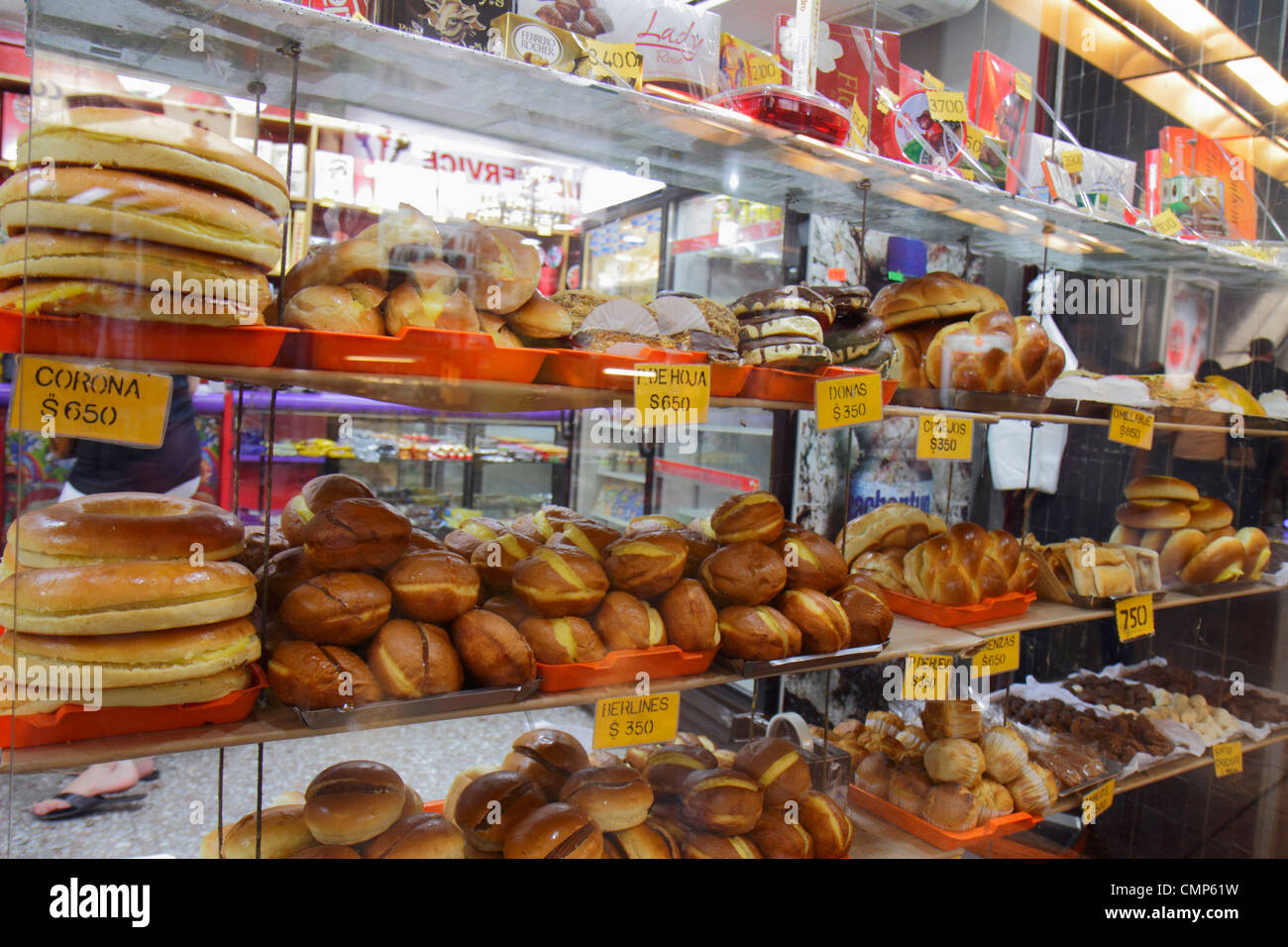 Santiago Chile, Paseo Ahumada, Bäckerei, Brot, Backwaren, Brötchen, Muffins, Produkte, Vitrine, Tablett, Preis, Schild, Logo, Einzelhandelsprodukte, Vitrinenverkauf, Merch Stockfoto