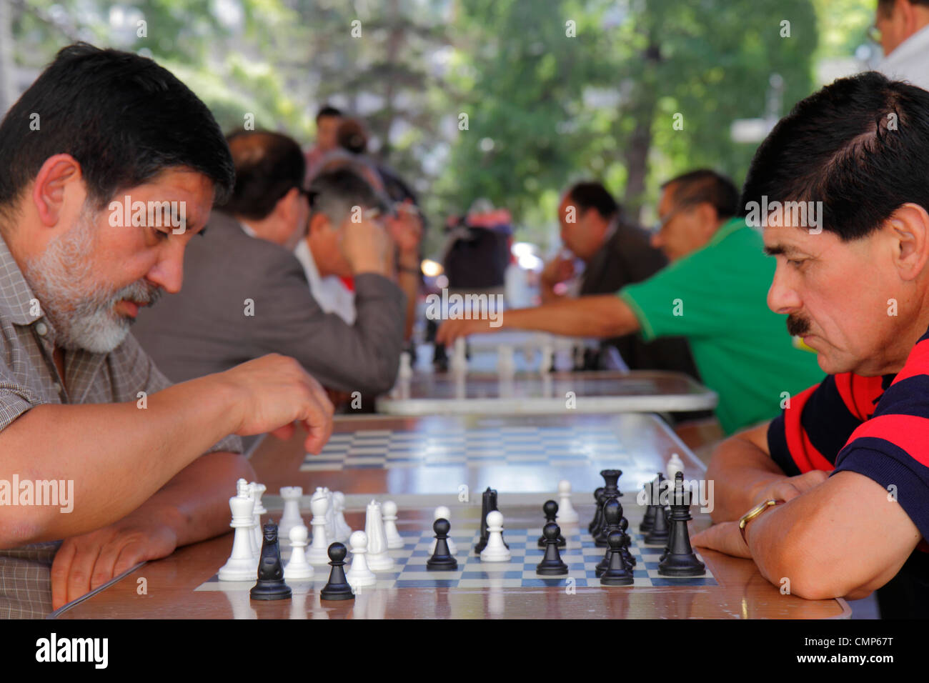 Santiago Chile, Plaza de Armas, Hauptplatz, Park, hispanischer Mann Männer Erwachsene Männer, Schach, Brettspiel, Schachbrett, Strategie, Spieler, bewegen, Stücke, König, Stockfoto