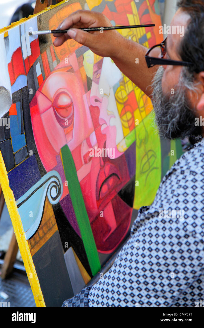 Santiago Chile, Plaza de Armas, Hauptplatz der Öffentlichkeit, Freiluftkünstler, Kunst, Kreativität, Malerei, Leinwand, Pinsel, Staffelei, hispanischer Mann Männer männlich Erwachsene Erwachsene, ein Stockfoto