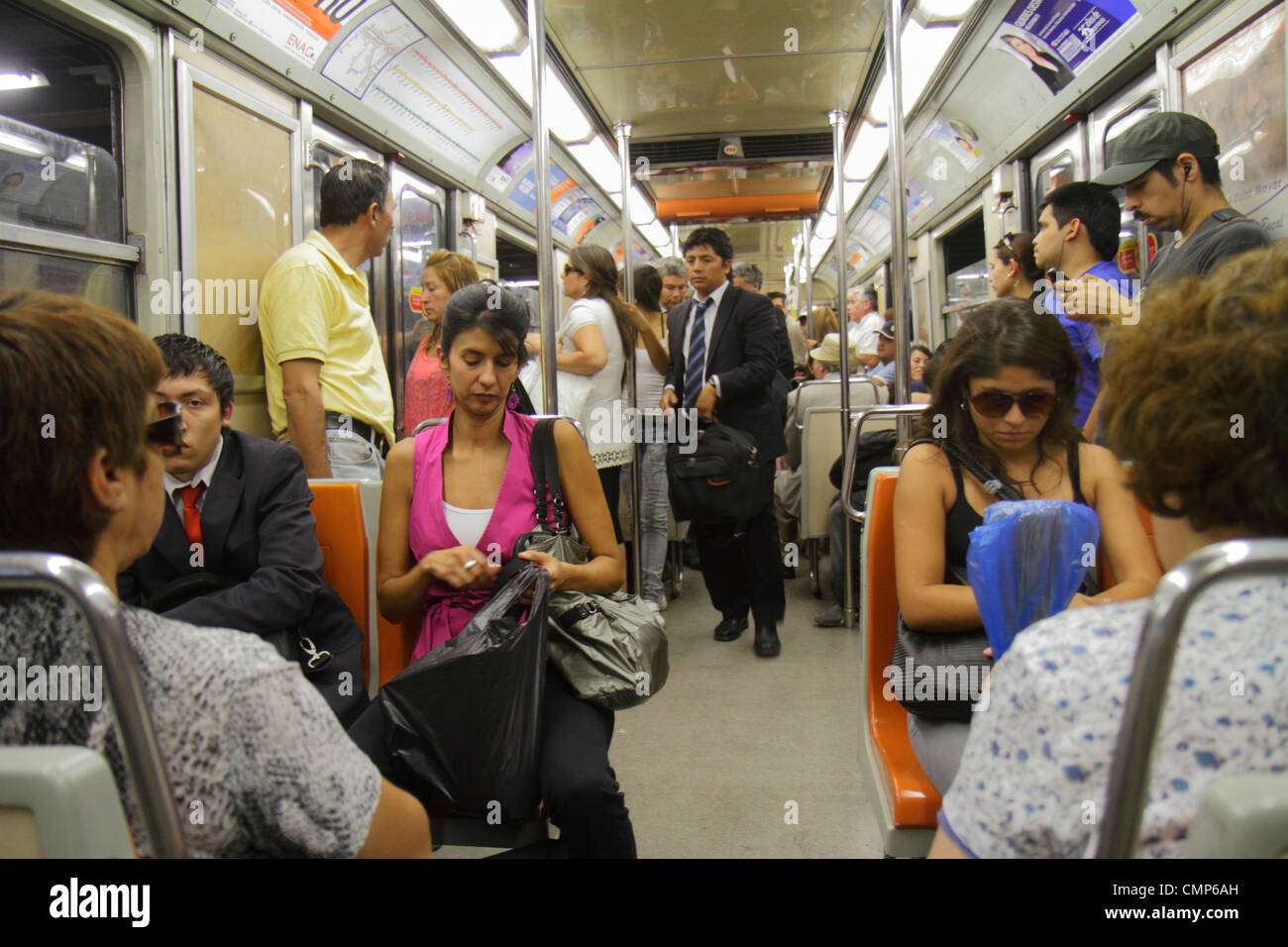 Santiago Chile, Metro, Plaza de Armas Station, U-Bahn, Zug, Zug, Zug, hispanische Frau weibliche Frauen, Mann Männer, Passagierpassagiere Reiter, Sittin Stockfoto Santiago Chile, Metro, Plaza de Armas Station, U-Bahn, Zug, Zug, Zug, hispanische Frau weibliche Frauen, Mann Männer, Passagierpassagiere Reiter, Sittin Stockfoto