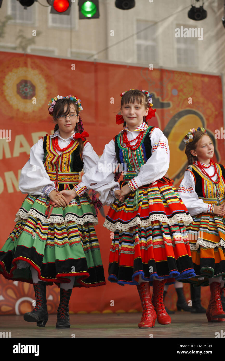 Polnische Folkloregruppe beim St. Dominic Messe, Danzig, Polen Stockfoto