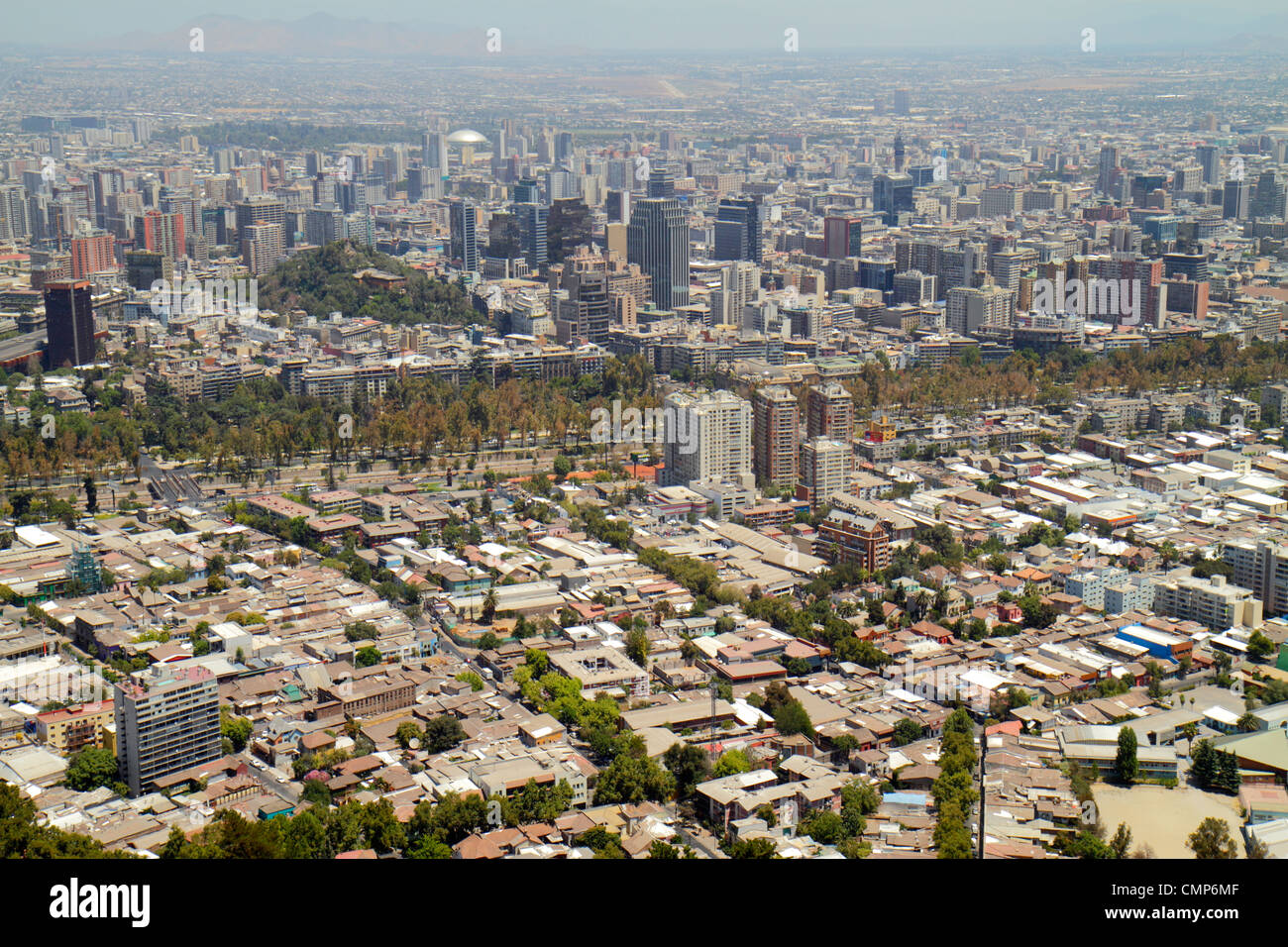 Santiago Chile, Cerro San Cristobal, Estacion Funicular, Bellavista, Downtown, Blick von, Luftaufnahme von oben, landschaftlich schöner Blick, Skyline der Stadt, nahe Stockfoto