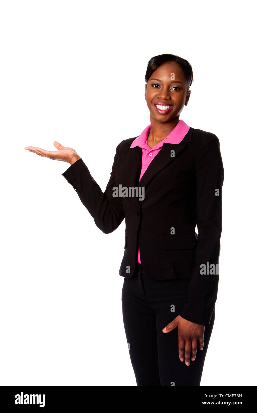 Schöne glücklich lächelnde afrikanische corporate Student Geschäftsfrau in Anzug stehende Produkt mit Hand, isoliert zu präsentieren. Stockfoto