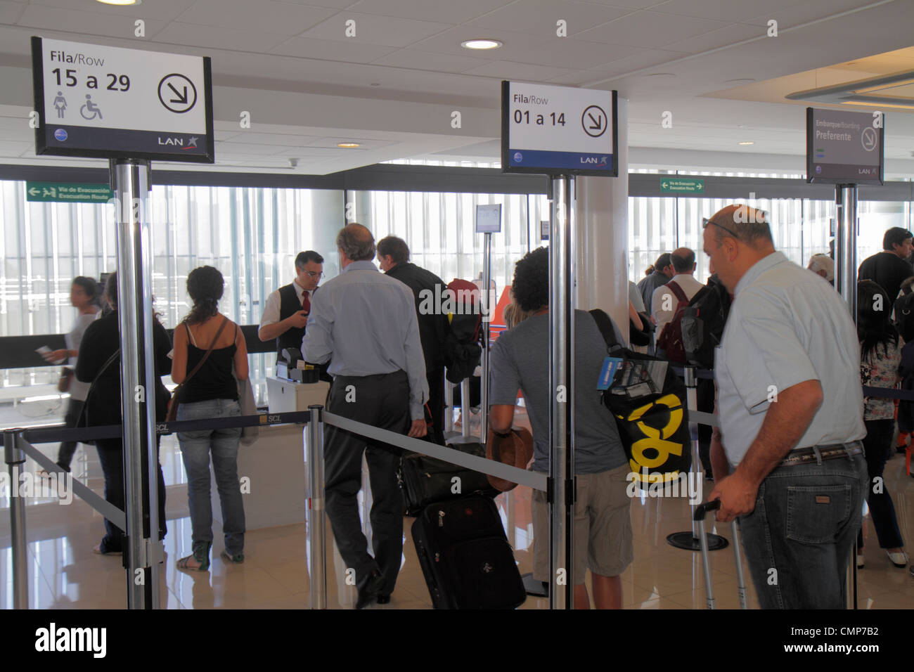 Santiago Chile,Comodoro Arturo Merino Benítez Internationaler Flughafen,SCL,Passagierterminal,Flugsteig,Boarding Group,Reihe,Schild,hispanischer Mann männlich,w Stockfoto