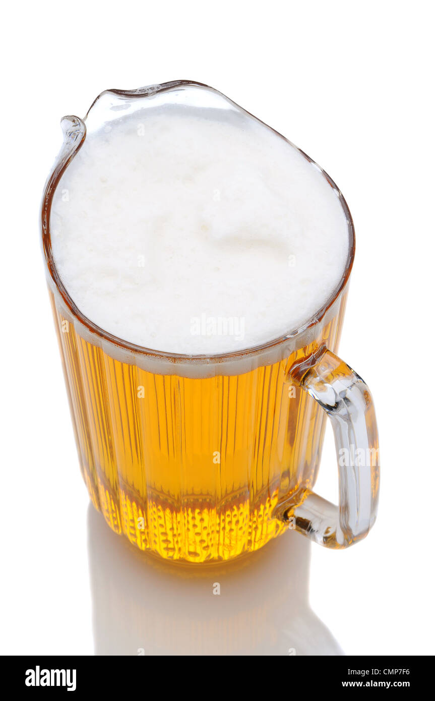 Ein Krug Bier aus einem hohen Winkel über einen weißen Hintergrund mit Reflexion erschossen. Stockfoto