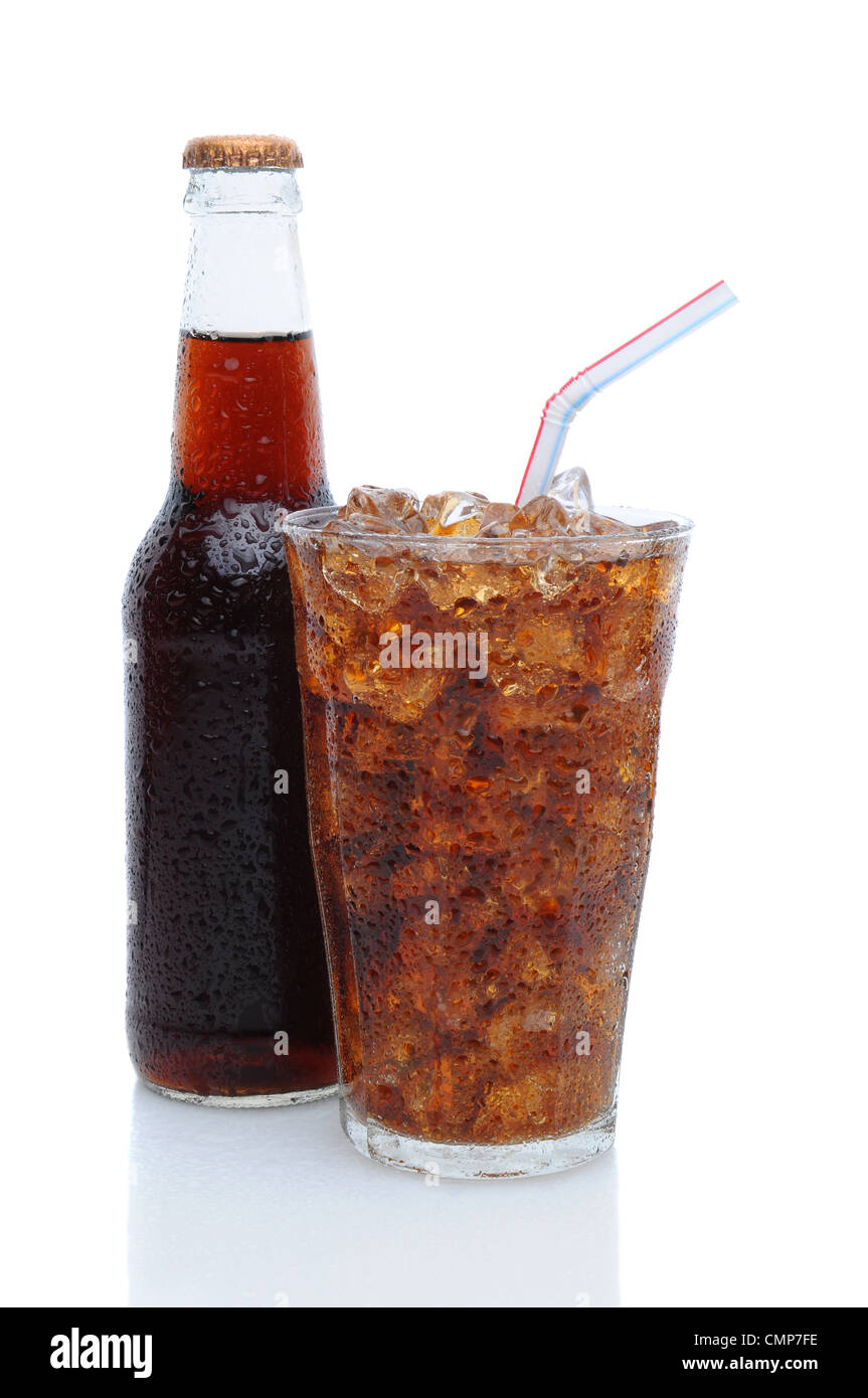 Trinkglas mit Eiswürfeln gefüllt und Soda mit einer verschlossenen Flasche Cola in versteckt hinter vor einem weißen Hintergrund. Stockfoto