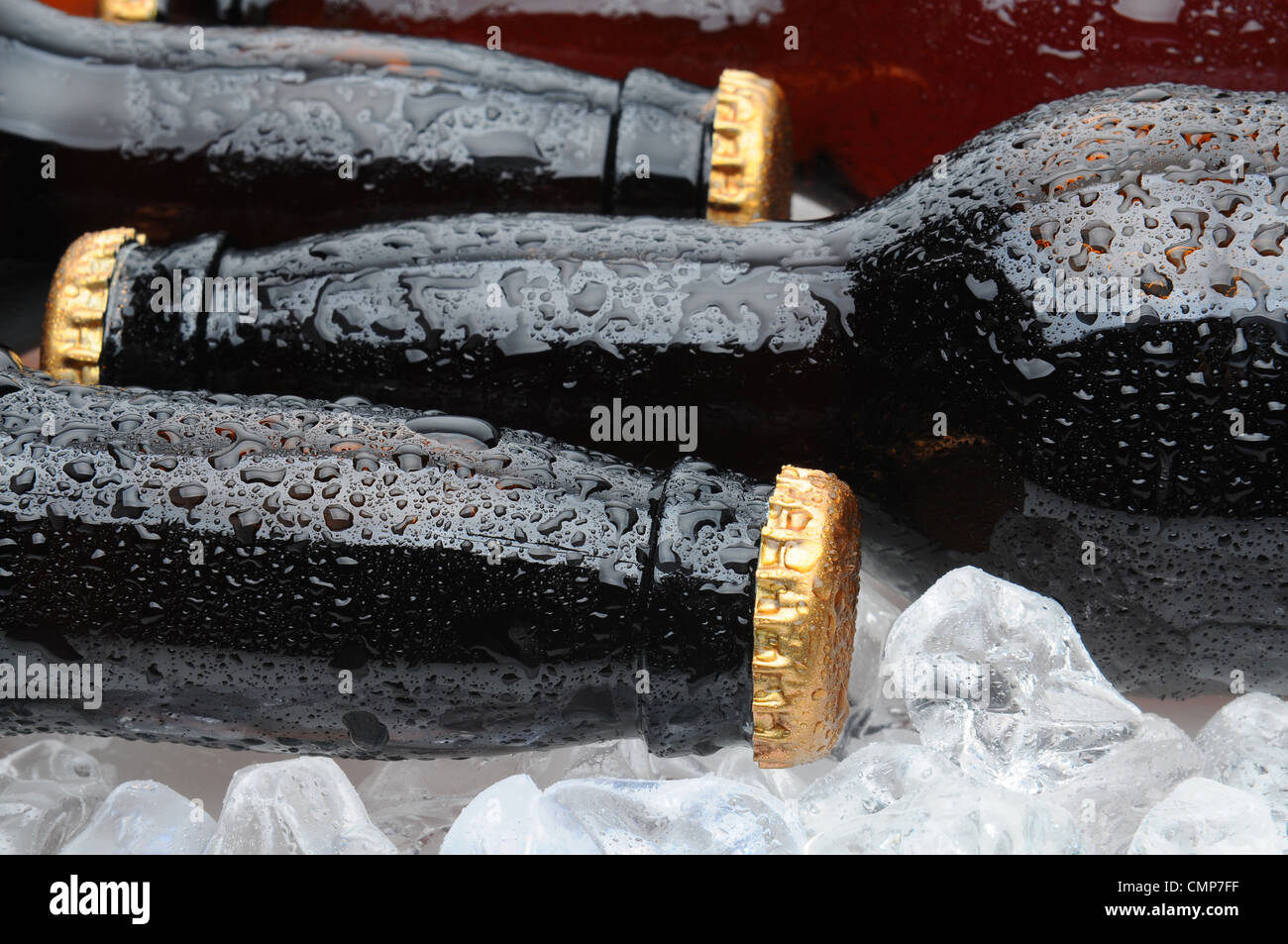 Nahaufnahme von Braun Bier Flaschen Verlegung im Ice Horizontal Format mit Fokus auf die vorderen Flasche. Stockfoto