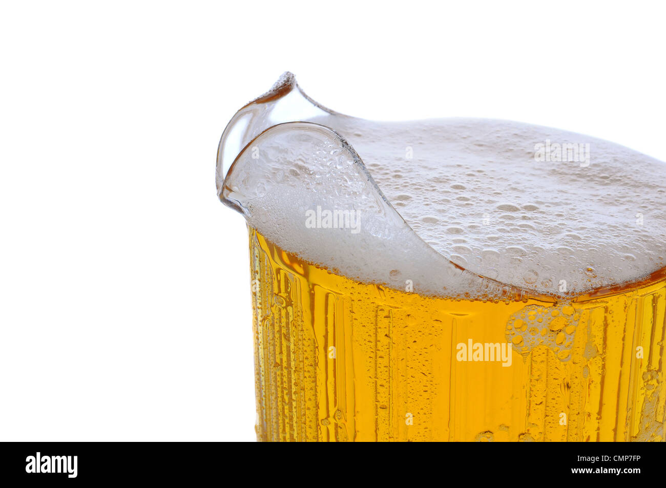 Nahaufnahme von einem voll Bier Krug auf einem weißen Hintergrund. Stockfoto