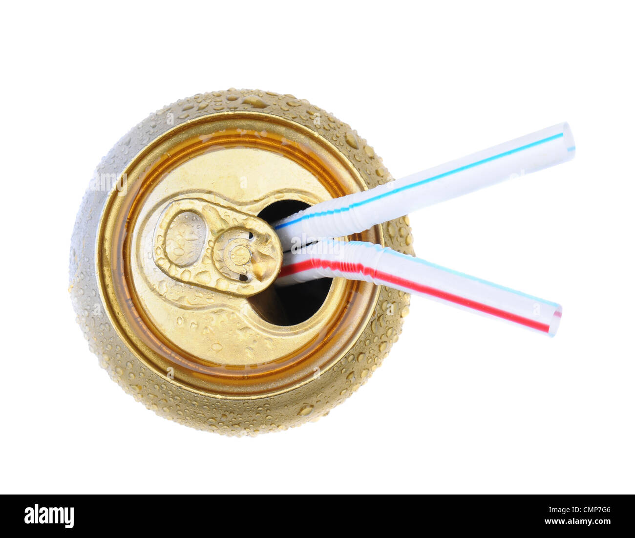 Zwei Trinken Strohhalme in einem offenen Soda können. Draufsicht auf weiß. Stockfoto