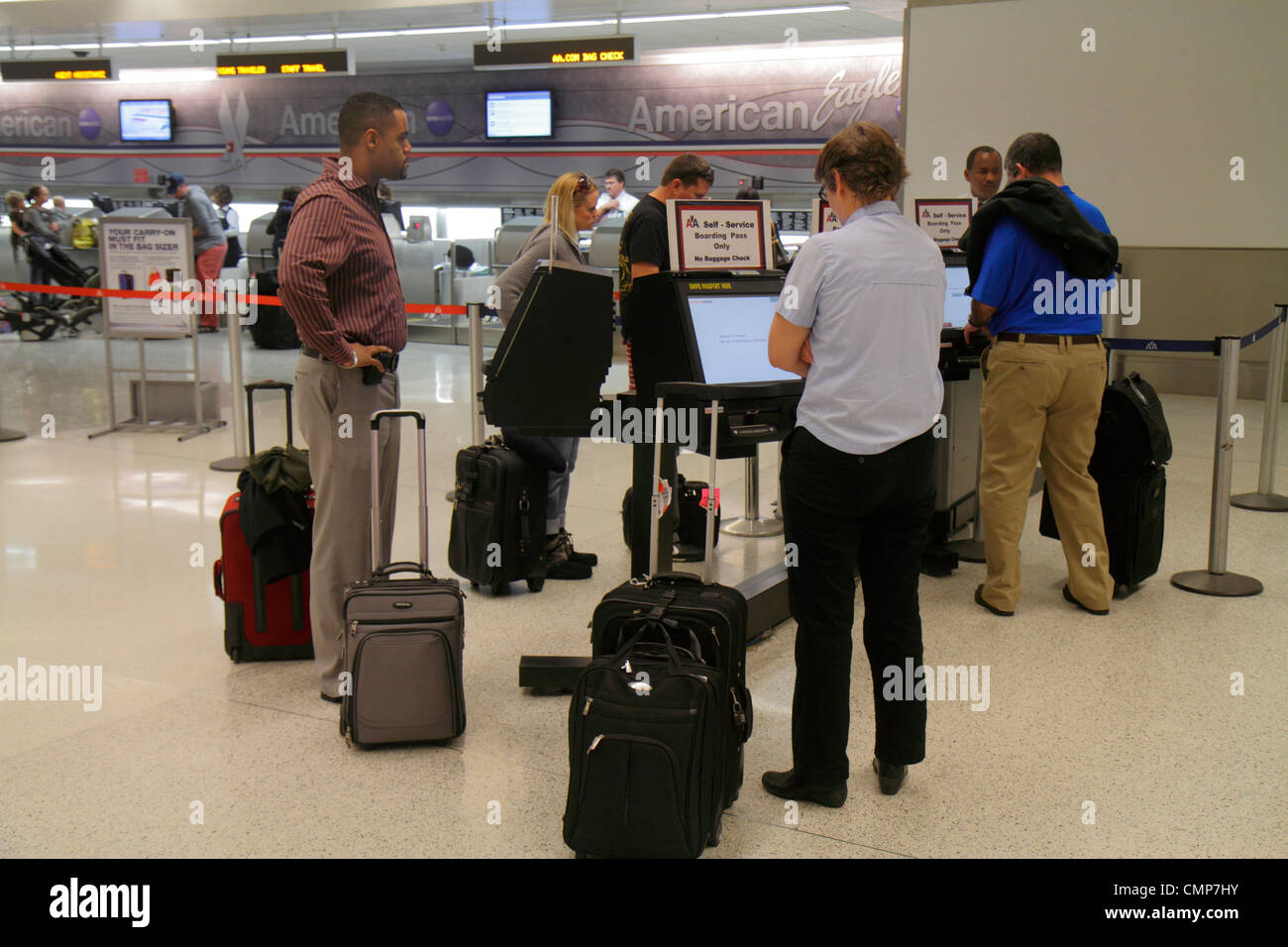 Miami Florida International Airport MIA, Terminal, Schwarze Schwarze Afrikaner ethnische Minderheit, Mann Männer Erwachsene Erwachsene, Selbstbedienung, Check-in, Gepäck Stockfoto