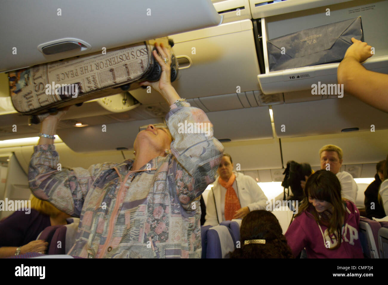 Overhead compartment -Fotos und -Bildmaterial in hoher Auflösung – Alamy