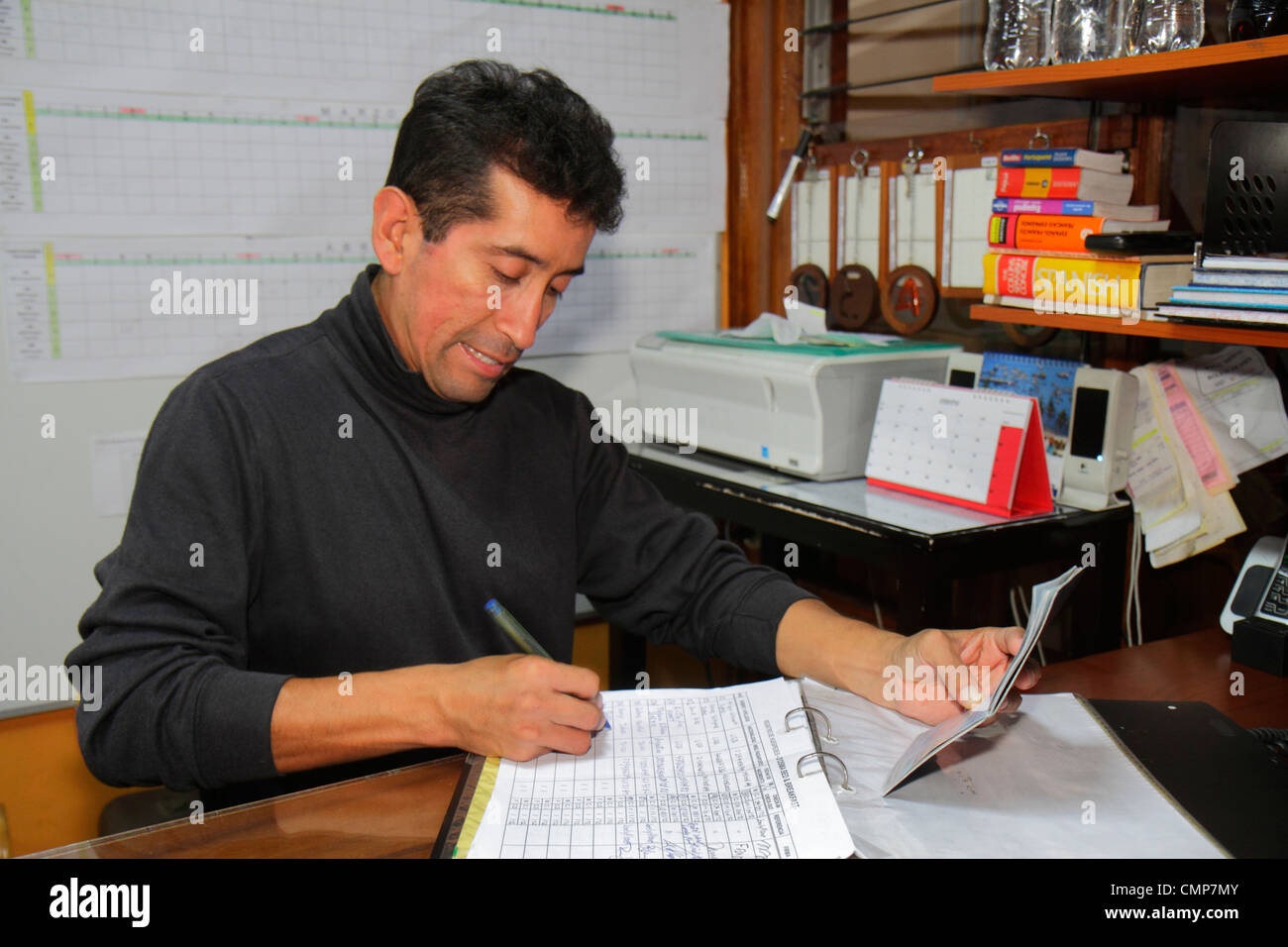Lima Peru, Barranco District, Avenida Pedro D'Osma, D'Osma Bed & Breakfast, Hotel, Budget-Unterkunft, hispanischer Mann Männer männliche Erwachsene Erwachsene, Check-in, Gäste registriert Stockfoto
