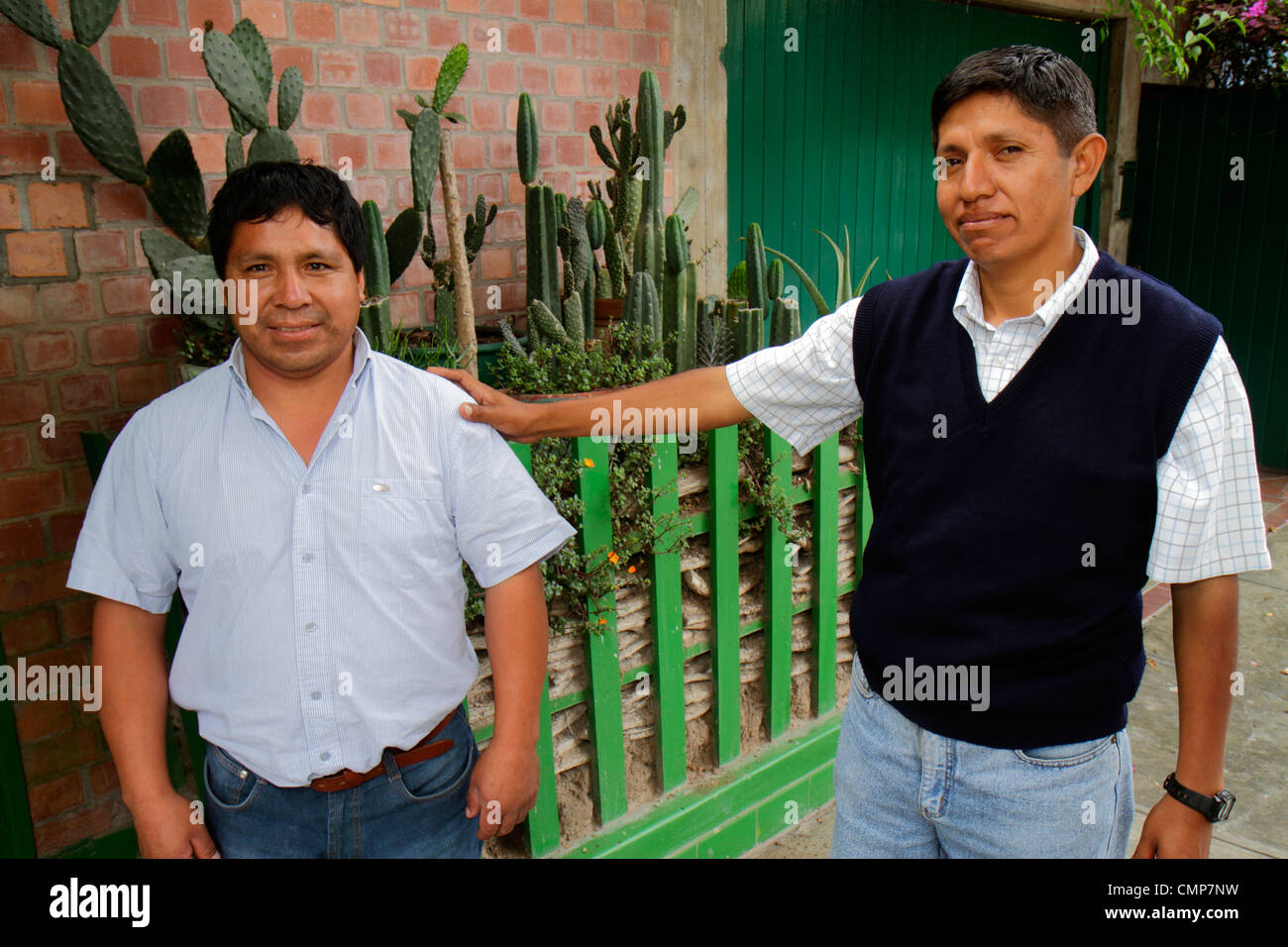 Lima Peru,Barranco District,Calle 28 de Julio,Straße,Gehsteig-Szene,Hispanic Mann Männer männlich Erwachsene Erwachsene,Mestizen,indigene Bevölkerungsgruppe,kürzer,größer, Stockfoto
