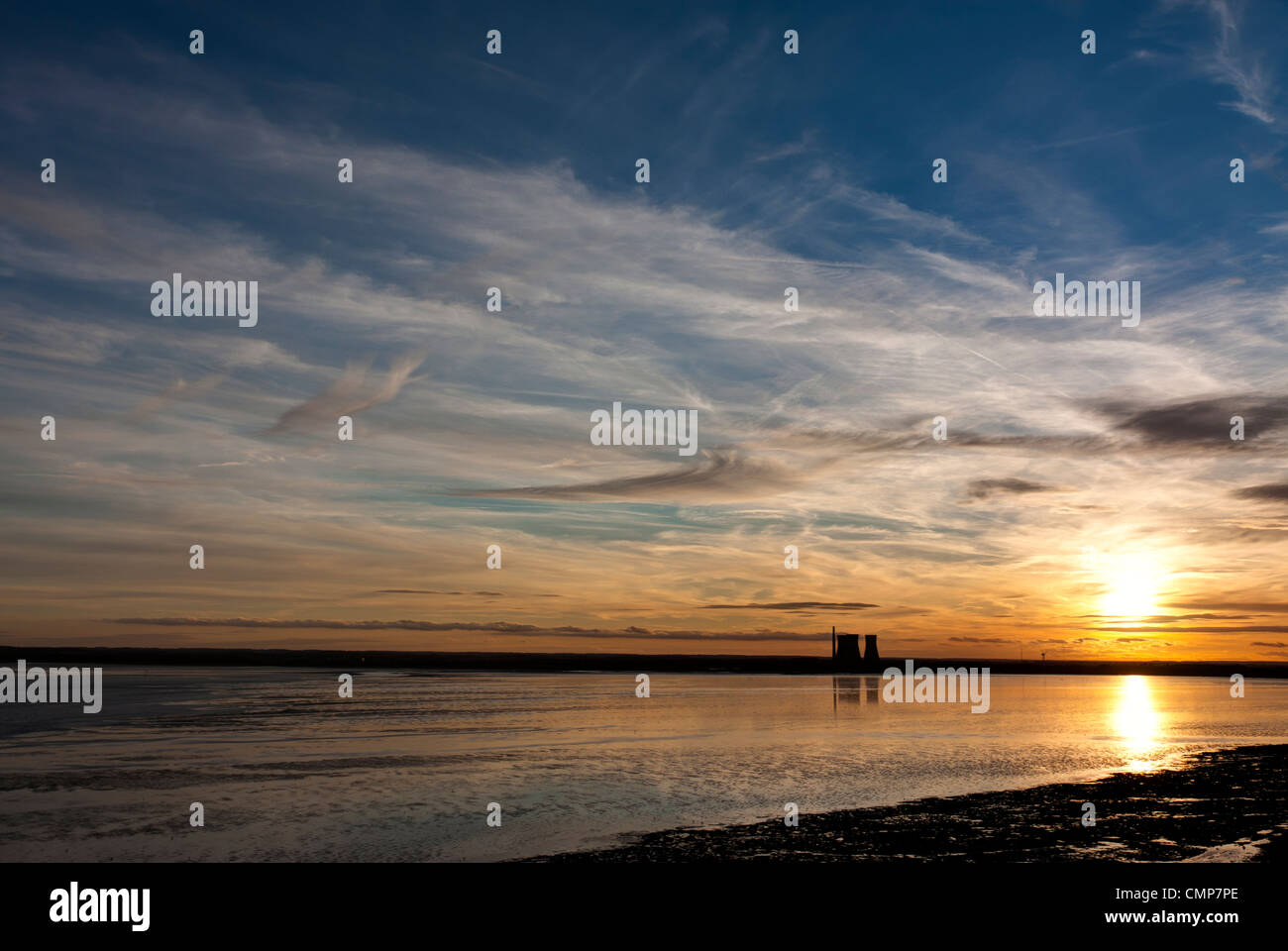 England, Ramsgate, Pegwell Bay. Im Herbst rote Sonnenuntergang über Küste mit Silhouette Wahrzeichen, hexagonalen Kraftwerk am Horizont. Stockfoto