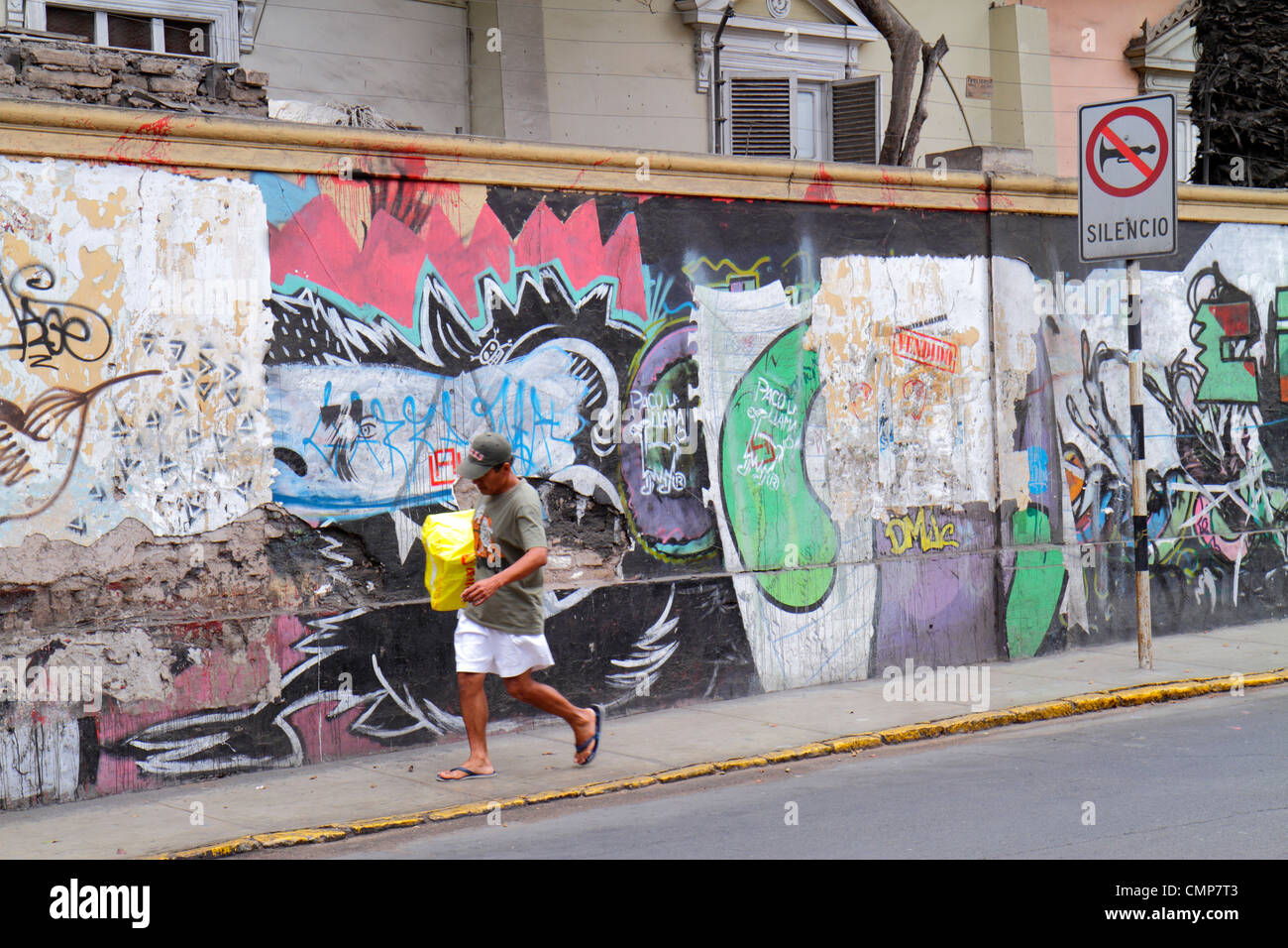 Lima Peru, Barranco District, Avenida Pedro D'Osma, Straßenszene, Nachbarschaft, hispanischer Mann Männer männliche Erwachsene Erwachsene, Wandern, Tasche, Paket, Tragen, Zaun, concr Stockfoto