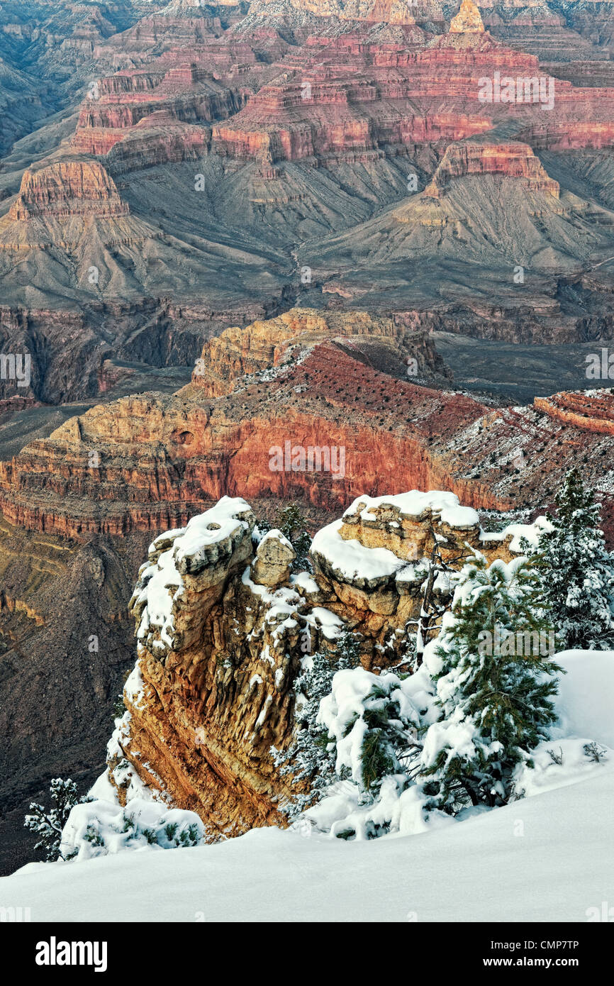 Schnee am South Rim und Mather Point ergänzen die Schönheit des Arizonas Grand Canyon National Park. Stockfoto