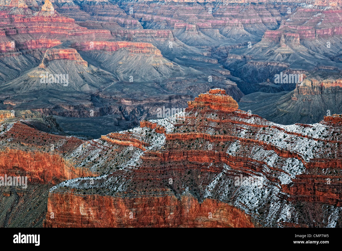 Bürgerlichen Dämmerung und eine Prise Schnee ergänzen die Schönheit des Arizonas Grand Canyon National Park vom Mather Point. Stockfoto
