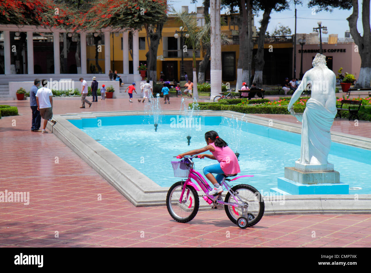 Lima Peru, Barranco District, Parque Municipal, Stadtpark, Freigelände, Brunnen, Statue, Latino Latino Latino Latino Latino Latinos, Mädchen Gr Stockfoto Lima Peru, Barranco District, Parque Municipal, Stadtpark, Freigelände, Brunnen, Statue, Latino Latino Latino Latino Latino Latinos, Mädchen Gr Stockfoto