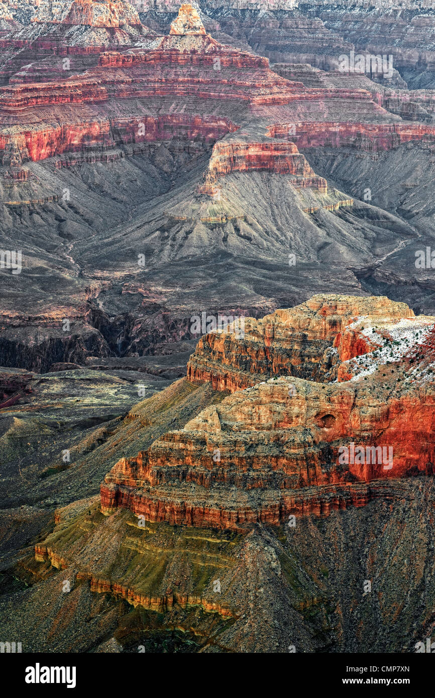 Bürgerlichen Dämmerung bereichert die Farben des Arizonas Grand Canyon National Park vom Mather Point am South Rim angesehen. Stockfoto