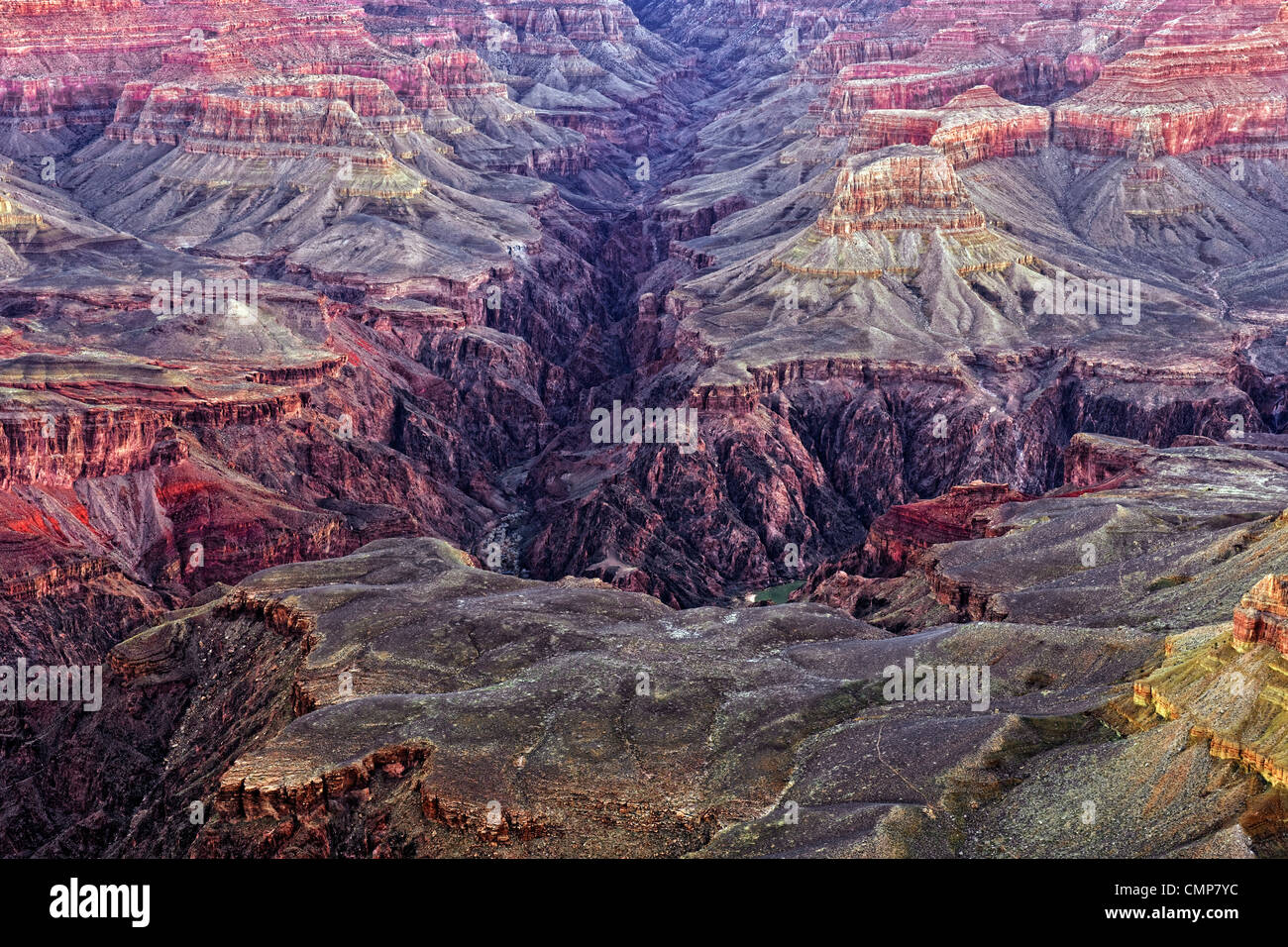 Bürgerlichen Dämmerung verstärkt die Farben des Bright Angel Canyon in Arizona Grand Canyon National Park vom Mather Point. Stockfoto