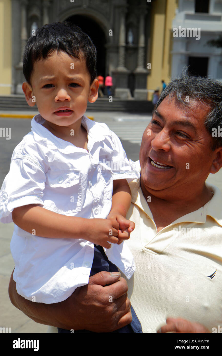 Lima Peru, Barranco District, Parque Municipal, Stadtpark, Außenbereich, hispanischer Mann Männer männlich Erwachsene Erwachsene, junge Jungen, Kinder Kind Kinder Youngster, zu Stockfoto