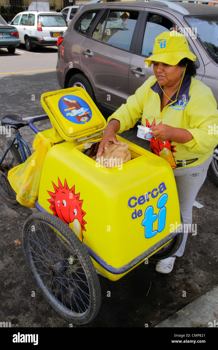 Lima Peru, Barranco District, Parque Municipal, Street Scene, Donofrio Cerca de ti, Eis, Marke, Dreirad, Verkaufswagen, hell dekoriert, gelb, rote Sonne Stockfoto