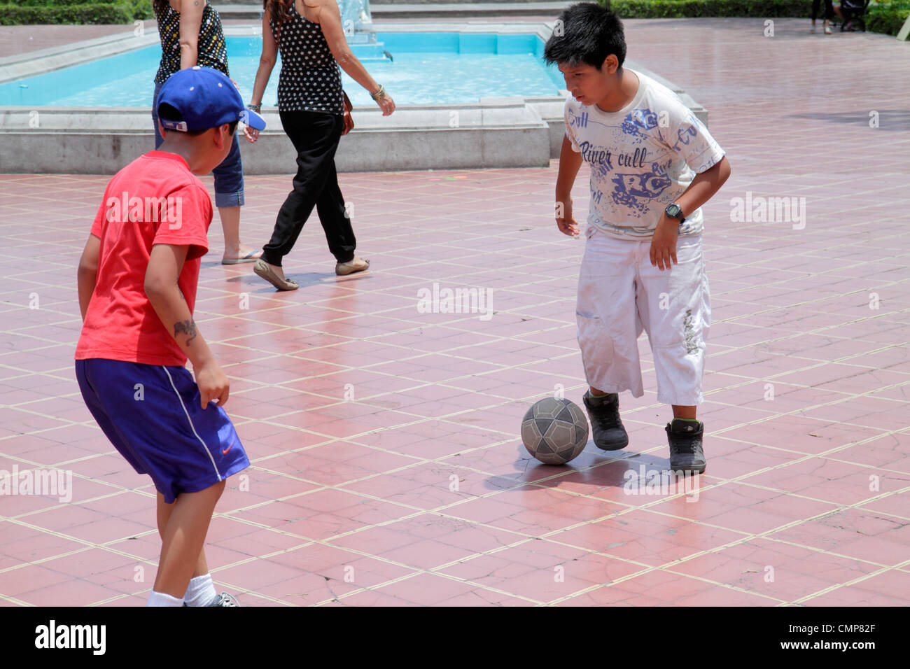 Lima Peru, Barranco District, Stadtpark, Parque Municipal, Open Space, Hispanic Latin Latino Hispanics Latinos, Jungen, männliche Kinder c Stockfoto Lima Peru, Barranco District, Stadtpark, Parque Municipal, Open Space, Hispanic Latin Latino Hispanics Latinos, Jungen, männliche Kinder c Stockfoto