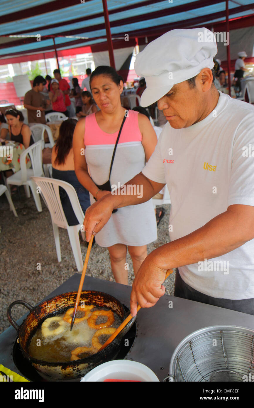 Lima Peru, Barranco District, Calle Colon, Nachbarschaft, Community Fundraiser, Food Festival, Essen, Geselligkeit, hispanischer Mann Männer männlich, Frau weibliche Frauen, Fr. Stockfoto