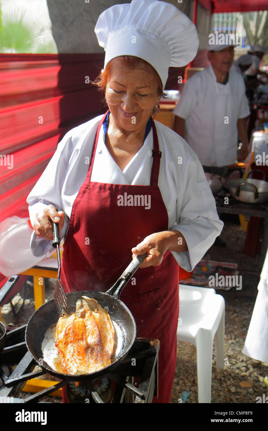 Lima Peru, Barranco District, Calle Colon, Nachbarschaft, Community Fundraiser, Food Festival, Essen, Geselligkeit, hispanische Frau weibliche Frauen, Chefhut, Haube, Stockfoto
