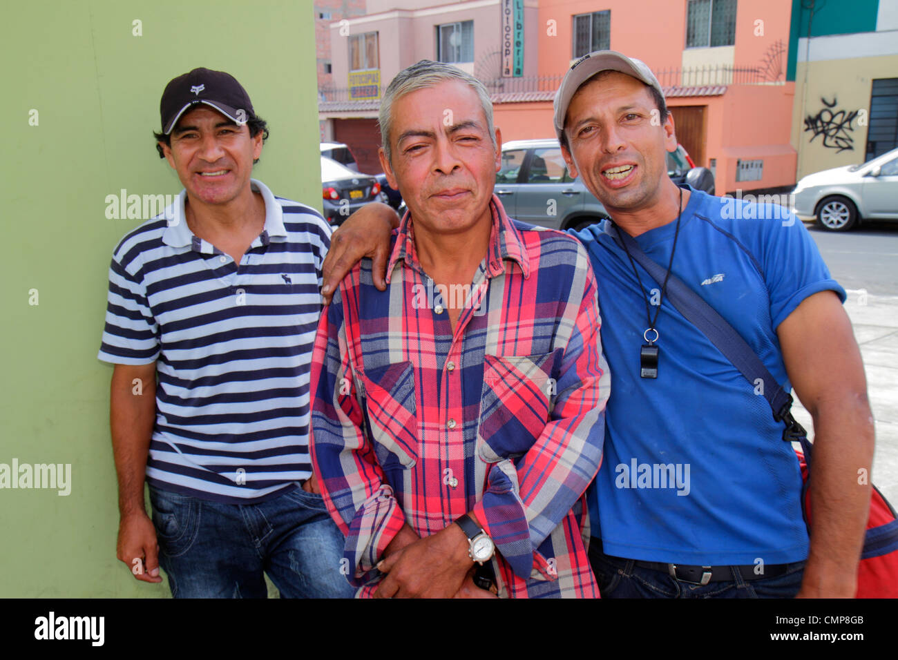 Lima Peru, Barranco District, Calle Colon, Stadtszene, Arbeiterviertel, hispanische Männer männliche Erwachsene Erwachsene, Kumpels, Kameradschaft, Pfeife, kariertes Hemd Stockfoto