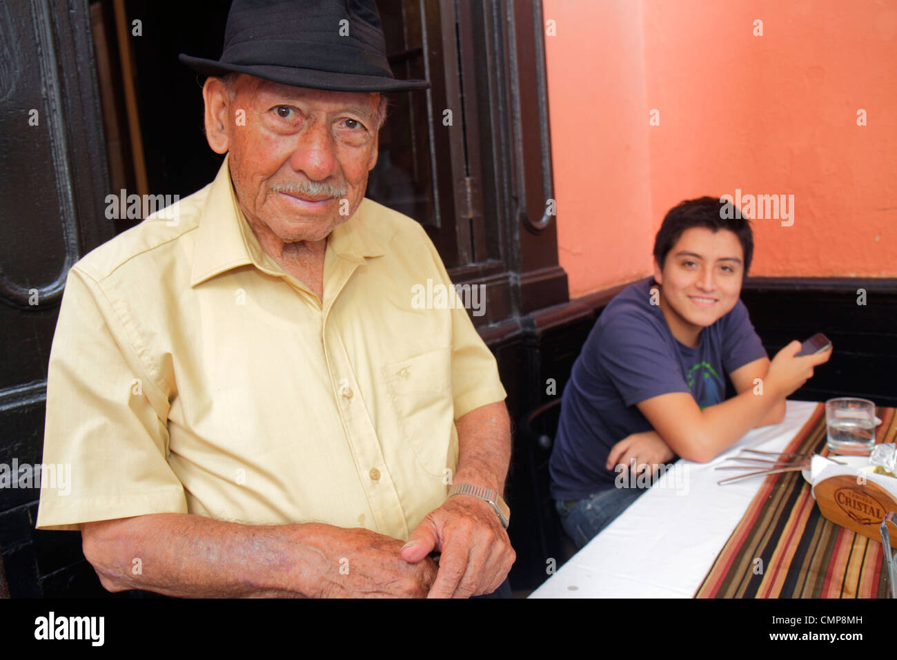 Lima Peru, Barranco District, Parque Municipal, Restaurante Rustica, Restaurant Restaurants Essen Essen Essen Café Cafés, Hispanic ethnic Mann Männer männlich Erwachsene adul Stockfoto