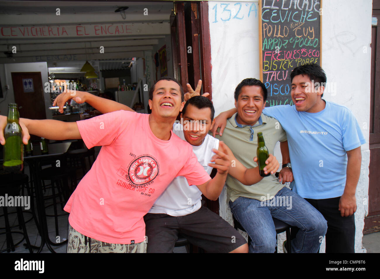 Lima Peru, Barranco District, Calle Rosello, Straßenszene, Bar Lounge Pub, Straße, Bürgersteig, Getränke trinken, Bier, Flasche, hispanischer Mann Männer männliche Erwachsene Anzeige Stockfoto