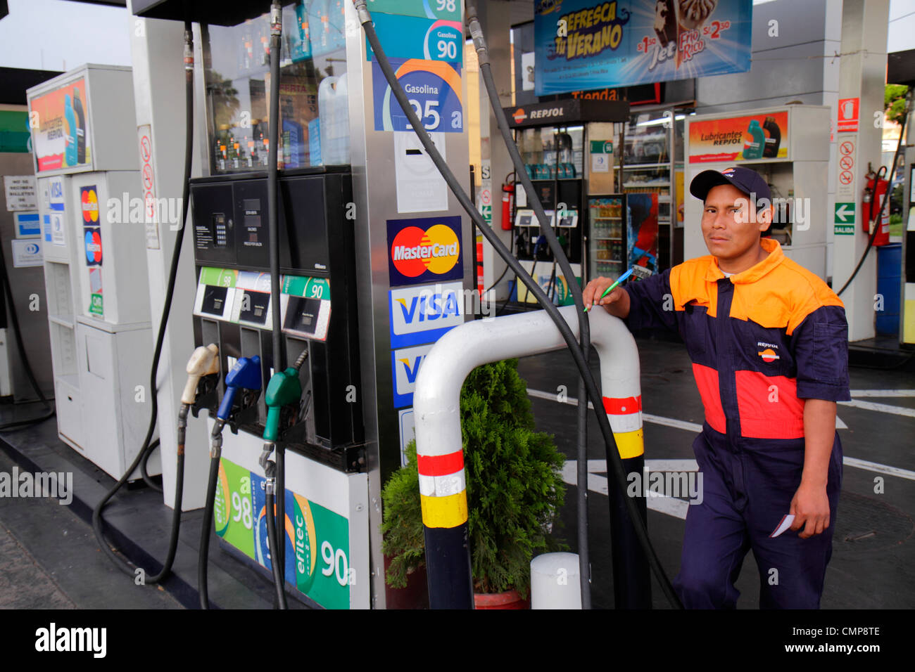 Lima Peru, Barranco District, Avenida Miguel Grau, Repsol, Gas, Gasohol, Efitec 95, Tankstelle, Service, alternativer Kraftstoff, geringere Emissionen, hispanische Männer Stockfoto