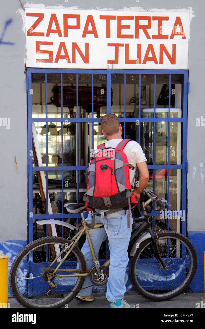 Lima Peru, Barranco District, Calle Rosello, Straßenszene, Schuhreparatur, Tor, Sicherheitsgitter, Latino Latino Latino Latino Latinos, Mann Stockfoto