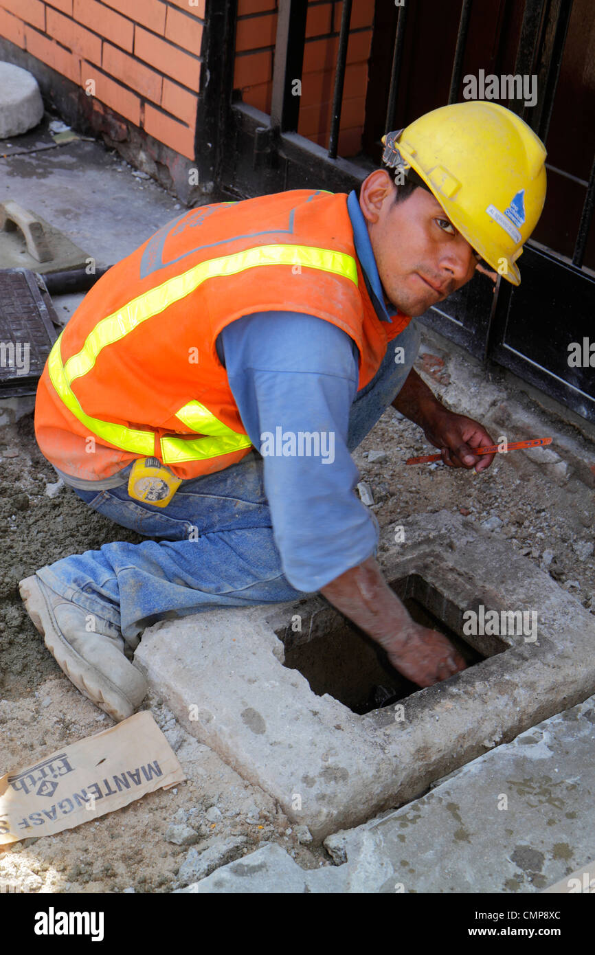 Lima Peru, Barranco District, Calle Rosello, Straße, Bürgersteig, Sedapal, Wasser und Abwasser, öffentliche Arbeiten, Infrastruktur, unter dem neuen Baustellengebäude bui Stockfoto