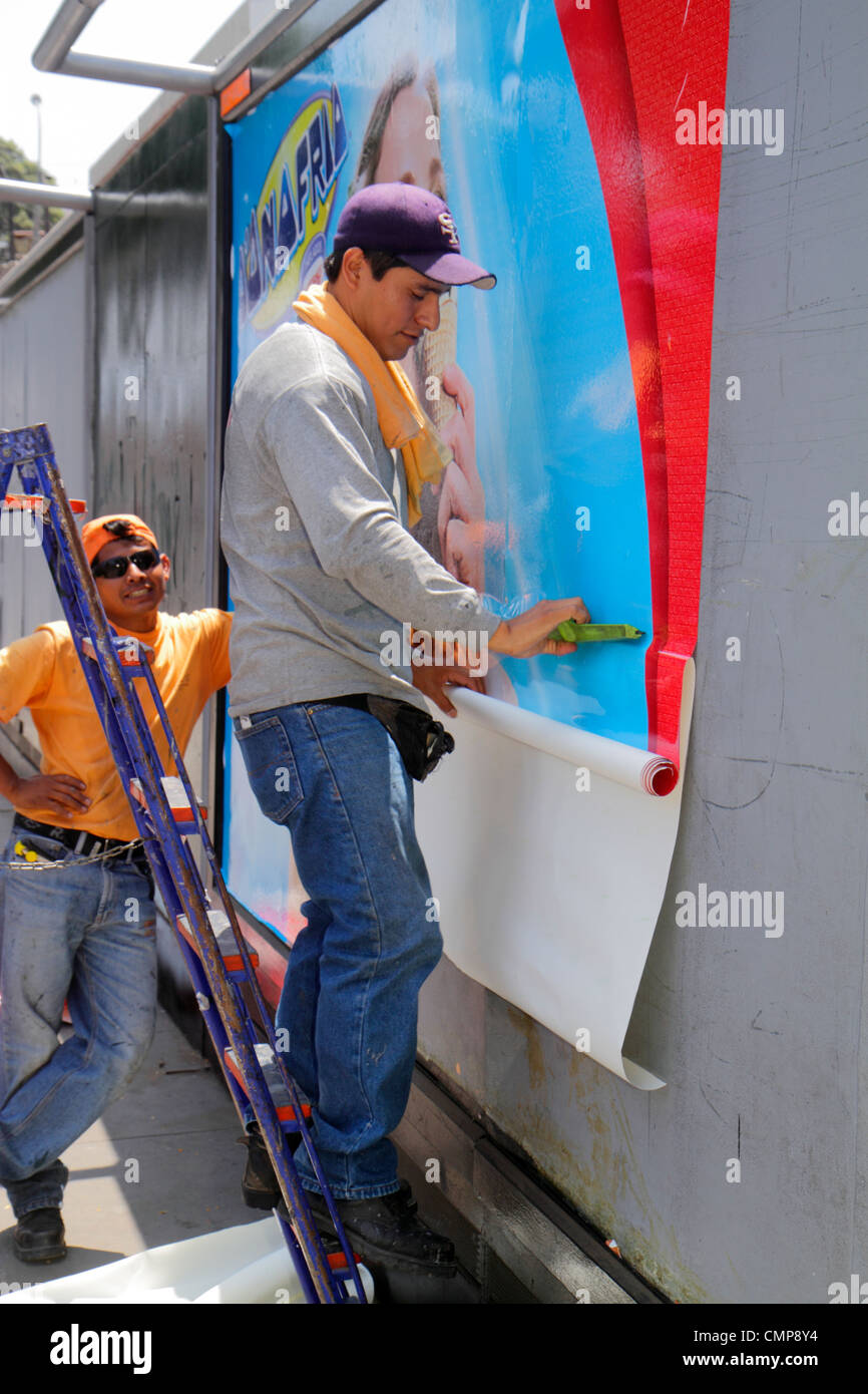 Lima Peru, Barranco District, Calle Rosello, Straße, Bürgersteig-Szene, Vinyl-Plakatwand, Werbung, Anzeige, Installation, Leiter, hispanischer Mann Männer männliche Erwachsene Anzeige Stockfoto