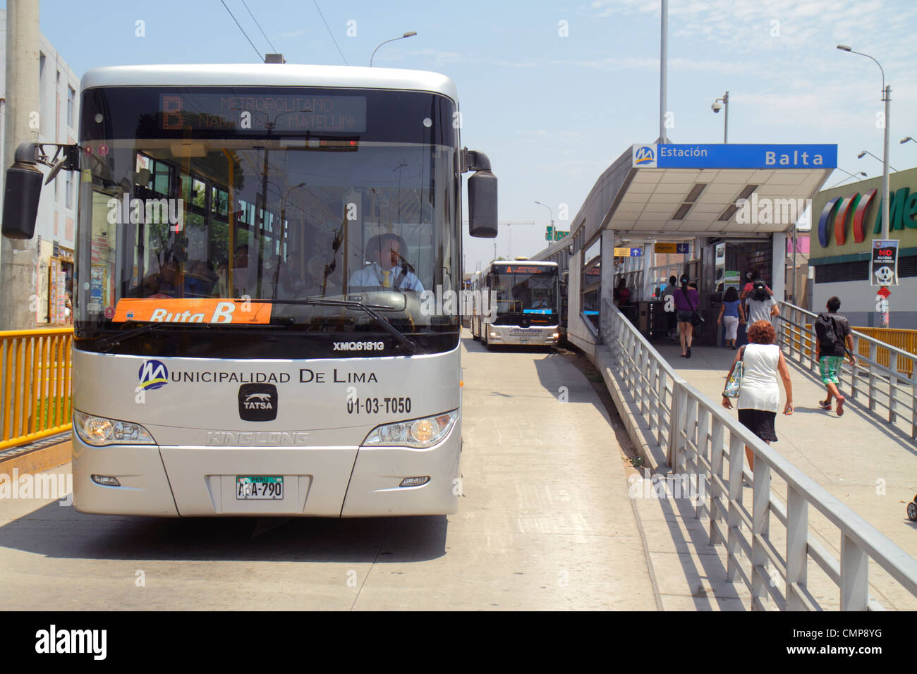 Lima Peru, Bezirk Barranco, Avenida Bolognesi, Bahnhof Estacion Balta, Metropolitano Bus Linie, hispanische Männer Frauen Fahrgäste Stockfoto